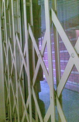 Раздвижная решетка из спаренной стальной полосы